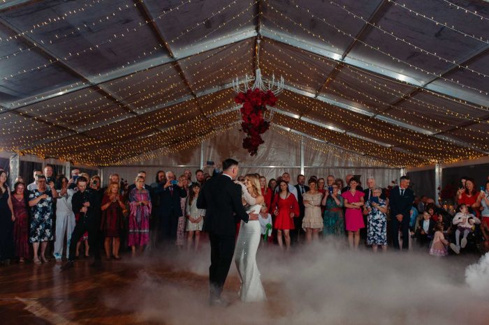 pierwszy taniec w sali weselnej w namiocie