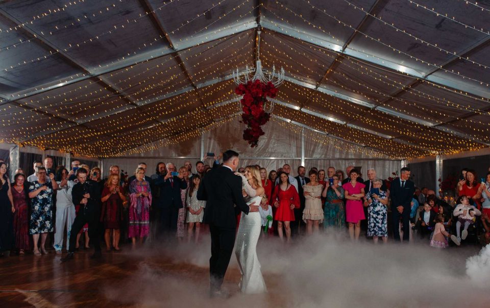 pierwszy taniec w sali weselnej w namiocie